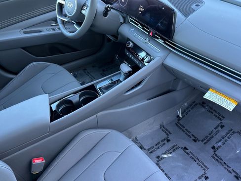 New 2025 Hyundai Elantra SEL image 17
