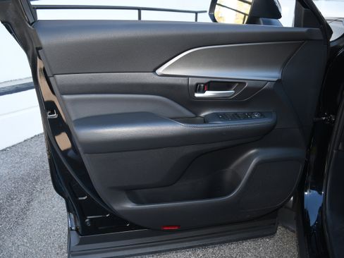 Certified 2024 Toyota Grand Highlander XLE image 9