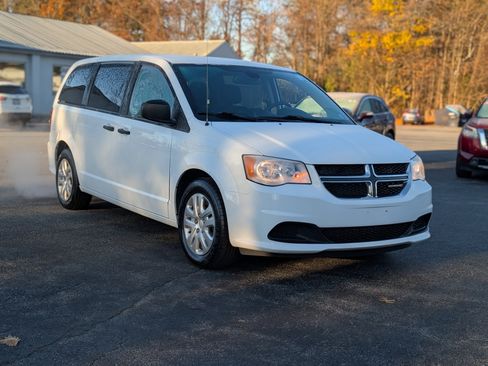 Used 2019 Dodge Grand Caravan SE w/ UConnect Hands-Free Group image 12
