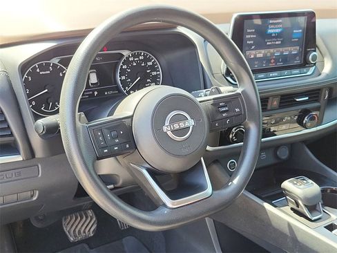 Used 2022 Nissan Rogue S image 11
