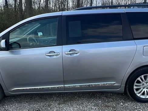 Used 2017 Toyota Sienna XLE w/ XLE Navigation Package image 1