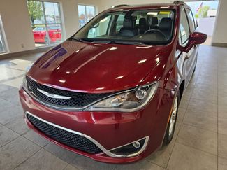 Used 2017 Chrysler Pacifica Touring-L FWD video 2