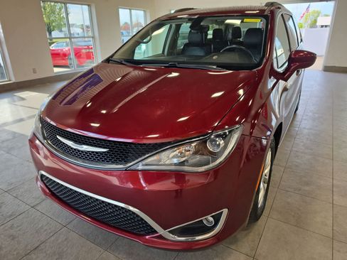 Used 2017 Chrysler Pacifica Touring-L FWD image 2