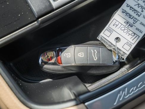 Used 2026 Porsche Macan AWD/4WD image 36