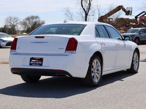 Used 2016 Chrysler 300 Limited image 9