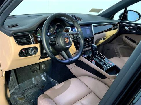 Certified 2023 Porsche Macan image 4
