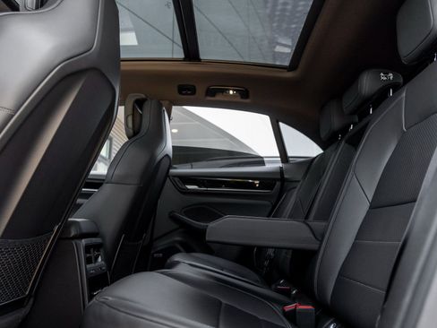 Certified 2025 Porsche Macan Electric image 33