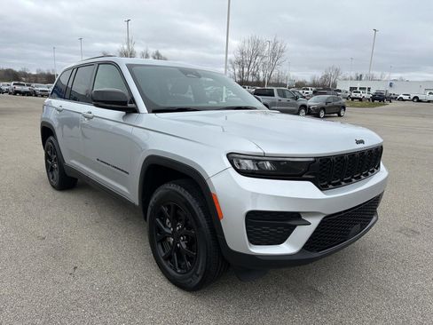 Used 2025 Jeep Grand Cherokee Altitude image 10
