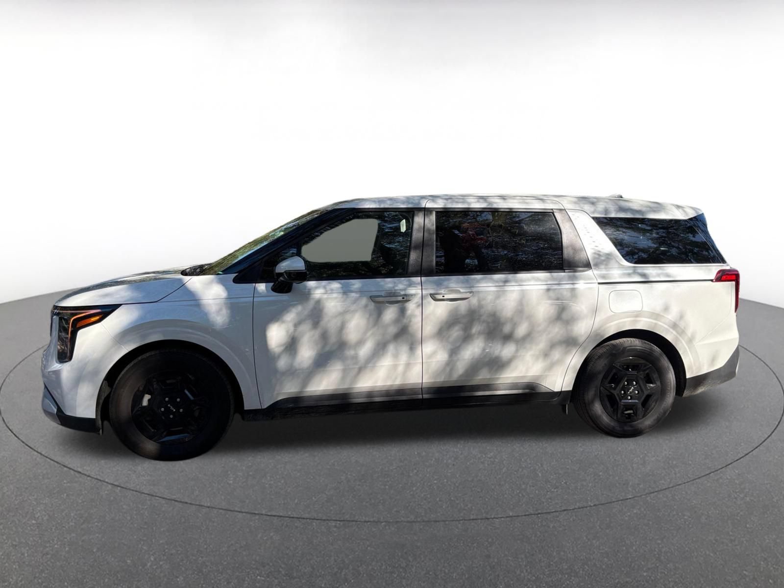 Used 2026 Kia Carnival FWD image 4