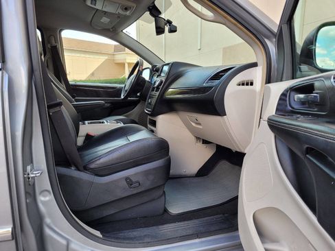 Used 2014 Chrysler Town & Country Touring-L w/ Driver Convenience Group image 7