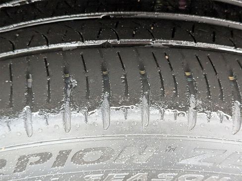 Used 2022 Volkswagen Tiguan SEL R-Line image 11