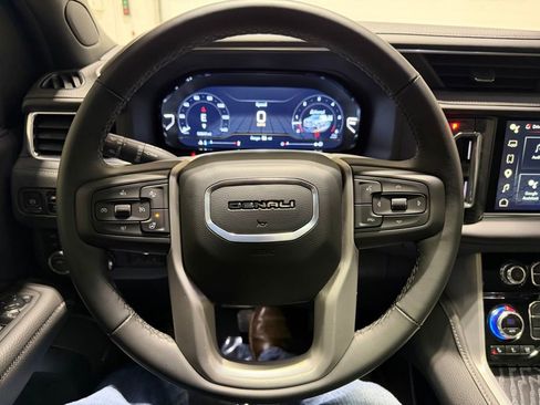 Used 2024 GMC Yukon XL Denali AWD/4WD image 12