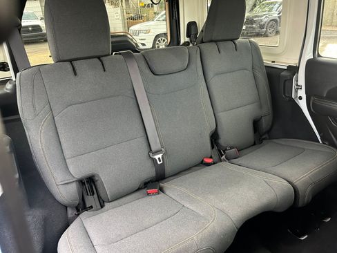 Used 2024 Jeep Wrangler Unlimited Sahara AWD/4WD image 18