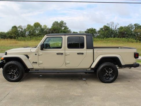 Used 2022 Jeep Gladiator Sport image 2