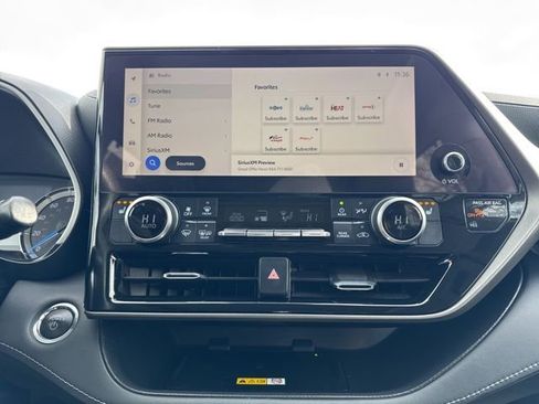 Used 2023 Toyota Highlander XLE image 24