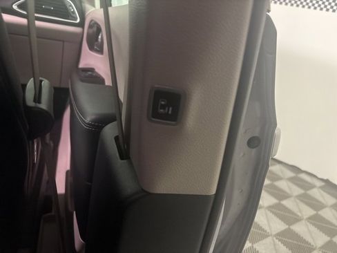 Used 2024 Chrysler Pacifica Touring-L image 22