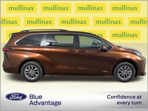 Used 2021 Toyota Sienna LE image 2