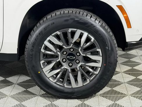 Used 2025 Chevrolet Suburban Z71 AWD/4WD image 13