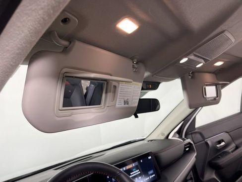 Certified 2025 Nissan Kicks SR FWD image 34