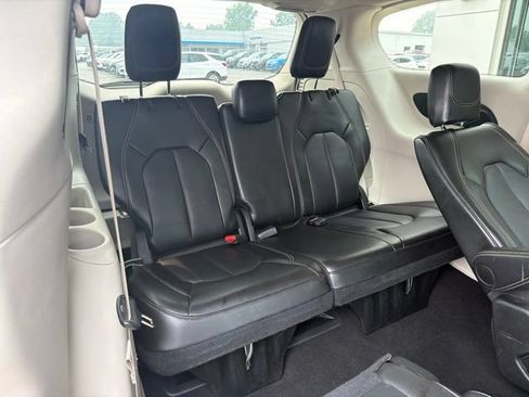 Used 2024 Chrysler Pacifica Touring-L FWD image 17