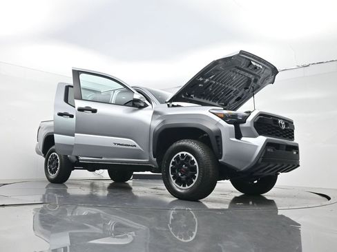 Used 2024 Toyota Tacoma TRD Off-Road AWD/4WD image 32
