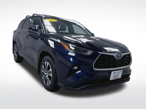 Used 2022 Toyota Highlander XLE AWD/4WD image 19