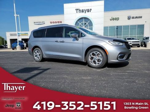 Used 2021 Chrysler Pacifica Limited AWD/4WD image 1