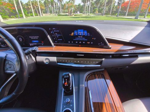 Used 2022 Cadillac Escalade ESV Luxury RWD image 9