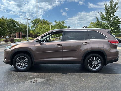 Used 2019 Toyota Highlander XLE AWD/4WD image 22