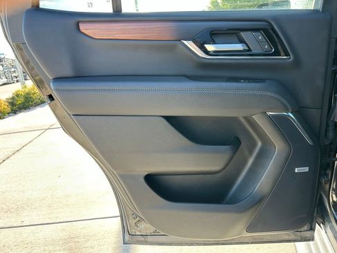 Used 2025 GMC Yukon Denali AWD/4WD image 25