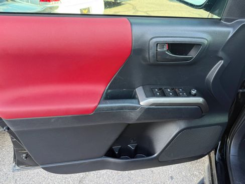 Used 2017 Toyota Tacoma SR5 AWD/4WD image 10
