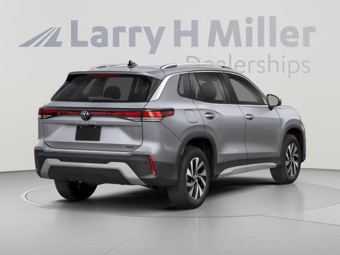 Used 2025 Volkswagen Tiguan S AWD/4WD image 2