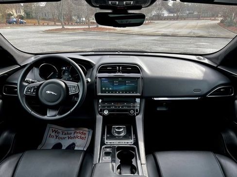 Used 2020 Jaguar F-PACE Premium image 29