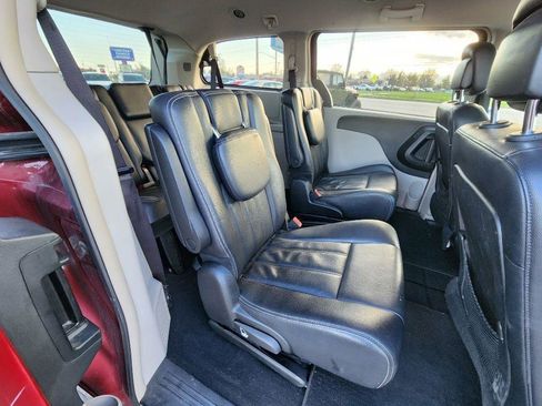 Used 2013 Chrysler Town & Country Touring image 16