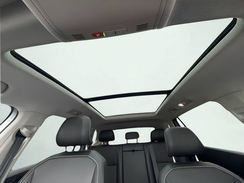 Used 2022 Volkswagen Tiguan SE w/ Panoramic Sunroof Package AWD/4WD image 16