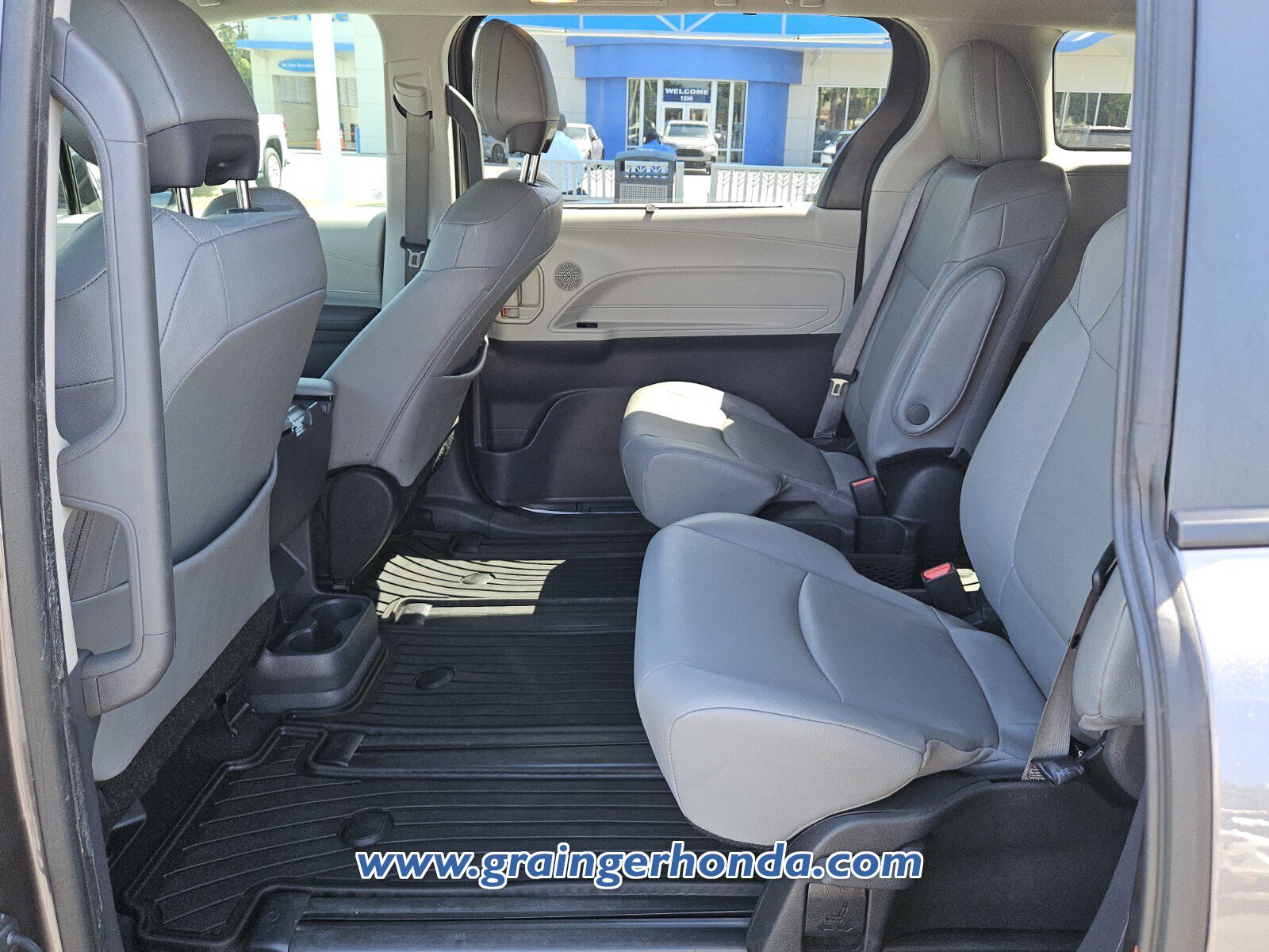 Used 2024 Toyota Sienna XLE w/ XLE Plus Package FWD image 11