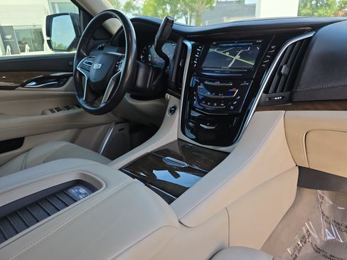 Used 2020 Cadillac Escalade 2WD image 17