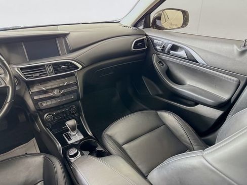 Used 2017 INFINITI QX30 AWD image 25