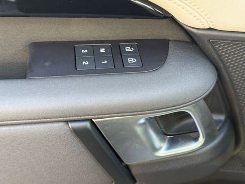 Used 2025 Land Rover Discovery S image 39
