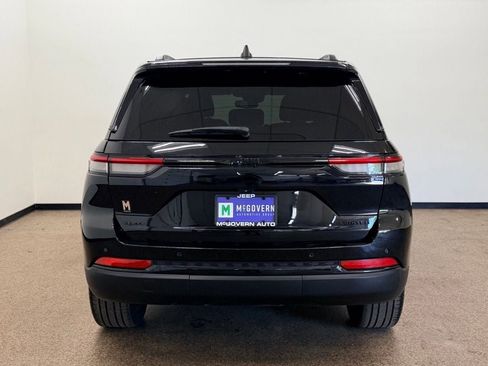 Used 2023 Jeep Grand Cherokee Limited w/ Black Appearance Package AWD/4WD image 4
