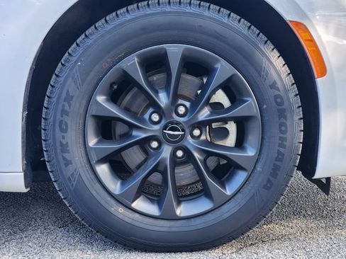 Used 2023 Chrysler Pacifica Touring w/ S Appearance Package FWD image 11