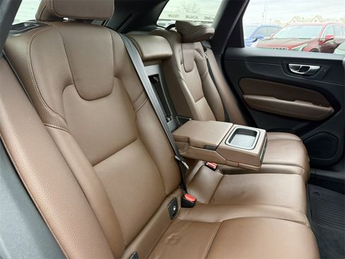 Used 2020 Volvo XC60 T6 Momentum image 36