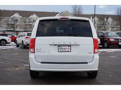 Used 2018 Dodge Grand Caravan SE w/ UConnect Hands-Free Group image 4