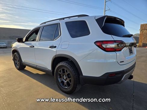 Used 2025 Honda Pilot TrailSport image 4