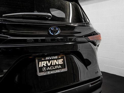 Used 2025 Toyota Sienna XLE Woodland Edition image 16