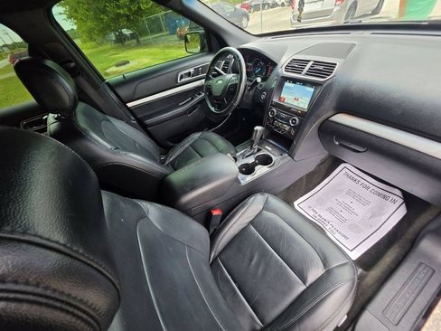Used 2017 Ford Explorer XLT w/ Equipment Group 202A FWD image 4
