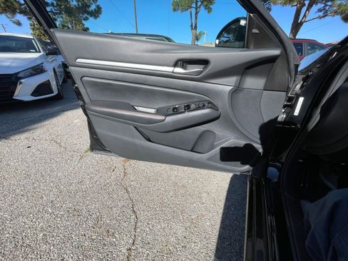 Used 2025 Nissan Altima 2.5 SR image 18