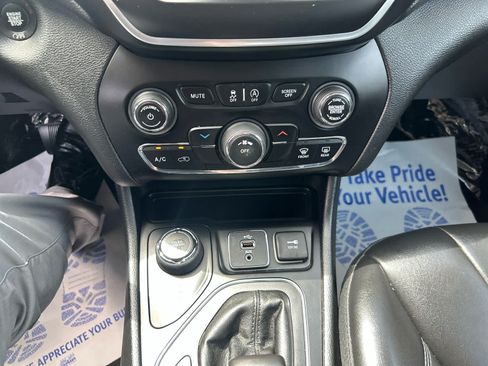 Used 2019 Jeep Cherokee Latitude Plus w/ Cold Weather Group AWD/4WD image 18