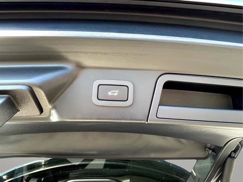 Used 2019 Land Rover Range Rover Velar R-Dynamic SE image 10