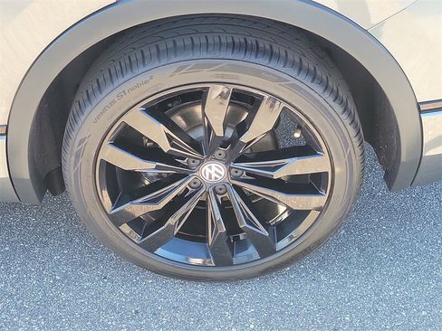Used 2021 Volkswagen Tiguan SE R-Line image 5